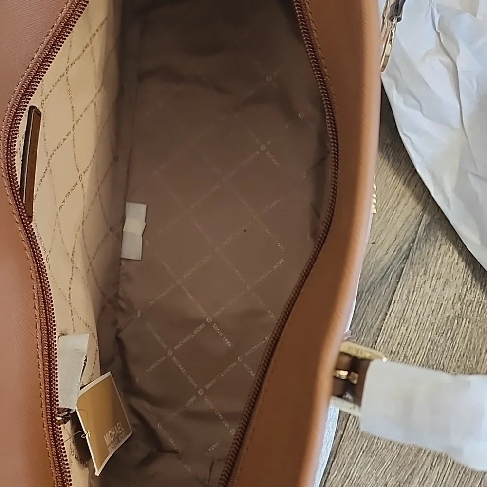 LARGE MICHEL KORS BAG. - Picture 9 of 12